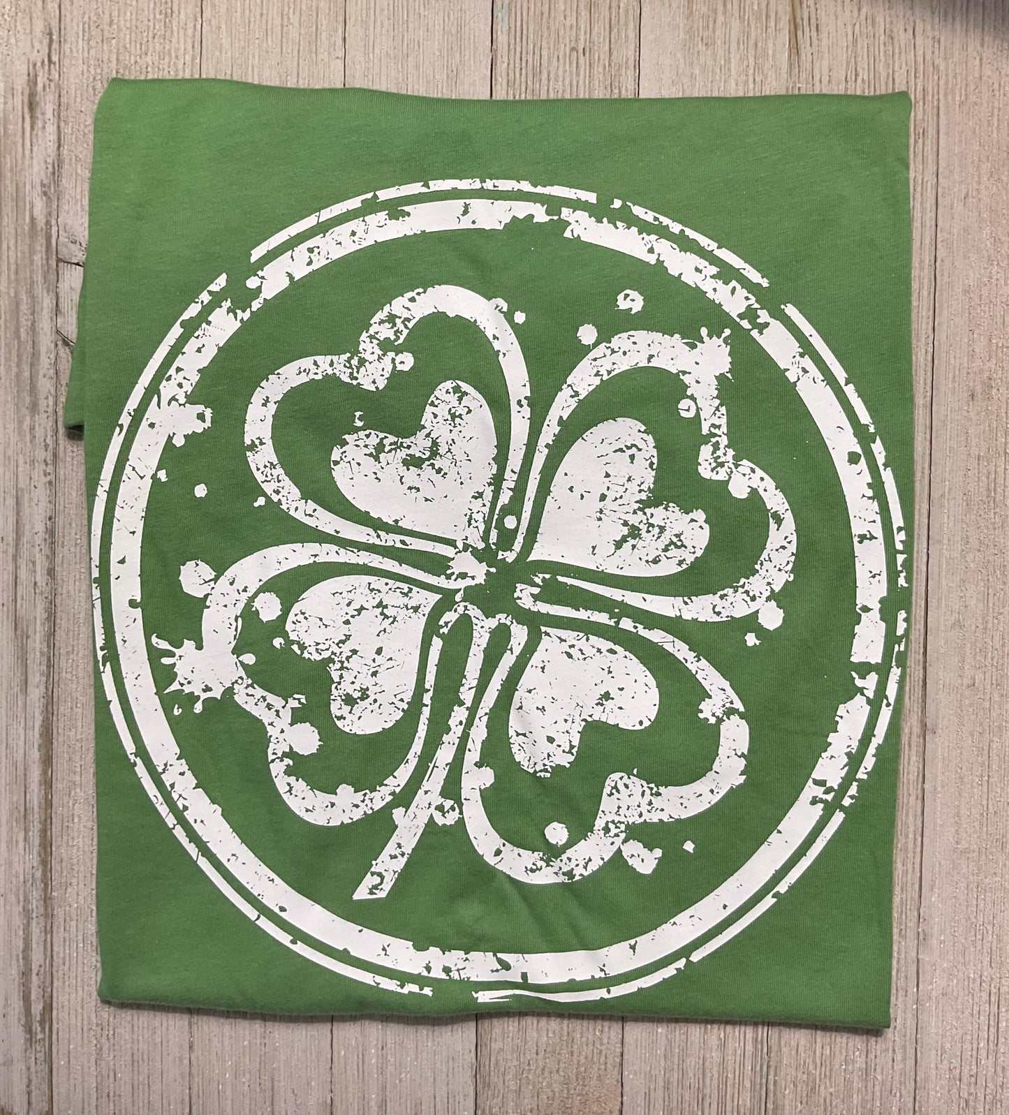 Four Leaf Clover in white Vintage Look - Green