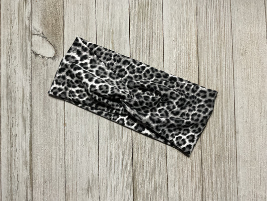 Wide twisted black and gray leopard print. Perfect for sports, yoga, workouts, facials. Fashionable and comfortable